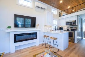 Tiny Home Firepit BBQ Fishing Willow Cabin的厨房或小厨房