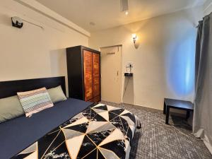 Ένα ή περισσότερα κρεβάτια σε δωμάτιο στο Luxury Homestay Hyderabad Rajendranagar
