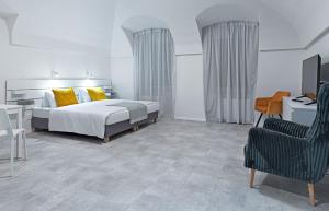 Un dormitorio con una cama, un escritorio y una silla. en Apartments - Restart House Poprad, en Poprad