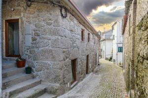 an alley in an old stone building with stairs at Casa Leonor in Sabugueiro