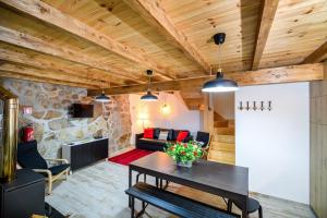 a living room with wooden ceilings and a table at Casa Leonor in Sabugueiro