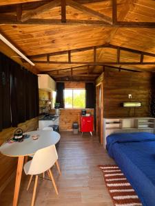 a bedroom with a bed and a table in a room at Mostrotel - Tu Hotel en el Delta in Tigre