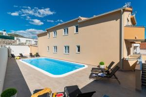 Bazén v ubytovaní Apartments Lux 3 alebo v jeho blízkosti