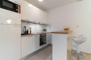 Kuchyňa alebo kuchynka v ubytovaní Apartments Lux 3