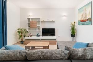 Televízia a/alebo spoločenská miestnosť v ubytovaní Apartments Lux 3
