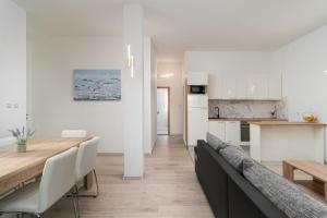 Kuchyňa alebo kuchynka v ubytovaní Apartments Lux 3