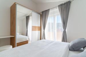 Posteľ alebo postele v izbe v ubytovaní Apartments Lux 3