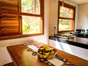 uma tigela de bananas numa mesa de madeira numa cozinha em Brandt Huss em Santa Teresa