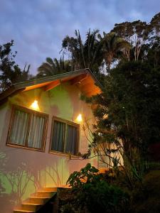 uma casa com luzes ao lado em Brandt Huss em Santa Teresa