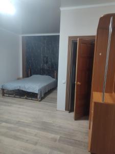 En eller flere senge i et værelse på Комплекс Изумруд + 7 billeder