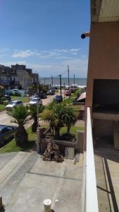 a view of a street with palm trees and a building at Alquiler Santa Clara del Mar calle Bilbao 4 personas in Santa Clara del Mar