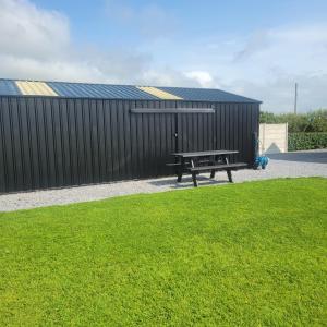 Um jardim no exterior de Coastal View Cottage