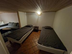 Postel nebo postele na pokoji v ubytování Egen källarlägenhet i Växjö C