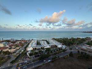 una vista aérea de un aparcamiento junto al océano en Lindo Apartamento em Cotovelo, en Parnamirim