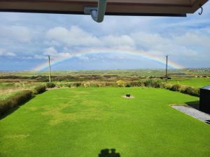Um jardim no exterior de Coastal View Cottage