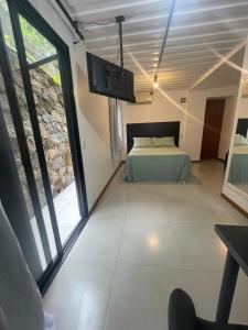 Una televisión o centro de entretenimiento en Recanto dos Containers