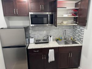 Η κουζίνα ή μικρή κουζίνα στο Luxury 2 Bedroom Basement Suite +13 φωτογραφίες