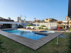 a swimming pool on top of a building at Apartamento Amplo e Confortável em Condomínio Familiar, 3 Quartos Sendo 1 Suíte com Lazer de Clube in Belém