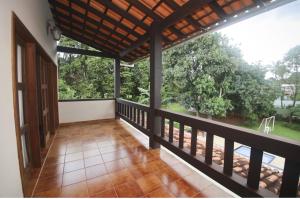 a balcony with a view of the garden at Villa Verde casa espaçosa com piscina e área verde no Lago Norte Brasilia in Brasília