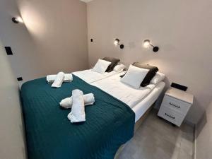 桑多梅日Domek Krucza的一间卧室，有两张床，床上有毛巾