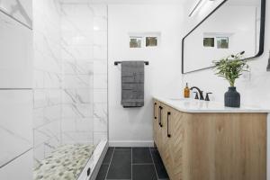 ein Badezimmer mit Waschbecken und Spiegel in der Unterkunft Bakersfield Sunset Stay in Bakersfield + 26 Fotos