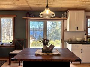 Η κουζίνα ή μικρή κουζίνα στο Adirondack Cabin +24 φωτογραφίες