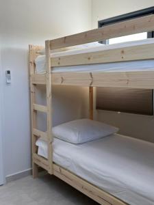 Postel nebo postele na pokoji v ubytování Kindvriendelijke 3 slaapkamer appartementen met zwembad, tropische tuin en vlakbij stranden + 32 fotografií
