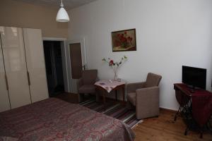 奎德林堡的住宿－菲林斯泰格4號公寓，卧室配有一张床和一张桌子及椅子