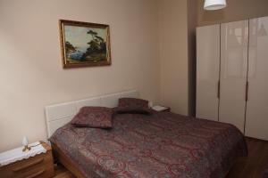 奎德林堡的住宿－菲林斯泰格4號公寓，卧室配有一张床,墙上挂有绘画作品