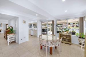 Una cocina y un comedor con mesa y sillas. en Doug's Jetty - Sheets Provided, en Sussex Inlet