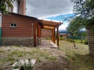 トレベリンにあるCasa Eberhardtの木製のドアと椅子が外にある家