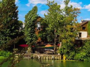 a lake in front of a building with trees at Issy Citea Access dayuse Room - Work and Day Rest Timeshare -- 2 min tram - Formule Temps Partagé -- Navette ile d'Issy Avenue Paris 92320 espace nuit in Issy-les-Moulineaux