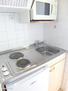 a kitchen with a sink and a microwave at Issy Citea Access dayuse Room - Work and Day Rest Timeshare -- 2 min tram - Formule Temps Partagé -- Navette ile d'Issy Avenue Paris 92320 espace nuit in Issy-les-Moulineaux