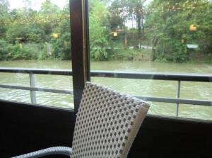 a chair in front of a window with a view of a river at Issy Citea Access dayuse Room - Work and Day Rest Timeshare -- 2 min tram - Formule Temps Partagé -- Navette ile d'Issy Avenue Paris 92320 espace nuit in Issy-les-Moulineaux