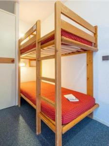 a bedroom with two bunk beds in a room at Issy Citea Access dayuse Room - Work and Day Rest Timeshare -- 2 min tram - Formule Temps Partagé -- Navette ile d'Issy Avenue Paris 92320 espace nuit in Issy-les-Moulineaux