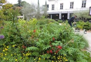 a man working in a garden with flowers at Issy Citea Access dayuse Room - Work and Day Rest Timeshare -- 2 min tram - Formule Temps Partagé -- Navette ile d'Issy Avenue Paris 92320 espace nuit in Issy-les-Moulineaux
