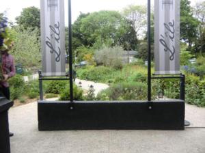 a stage with two columns in front of a garden at Issy Citea Access dayuse Room - Work and Day Rest Timeshare -- 2 min tram - Formule Temps Partagé -- Navette ile d'Issy Avenue Paris 92320 espace nuit in Issy-les-Moulineaux