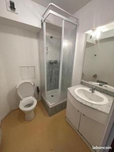 a bathroom with a shower and a toilet and a sink at Issy Citea Access dayuse Room - Work and Day Rest Timeshare -- 2 min tram - Formule Temps Partagé -- Navette ile d'Issy Avenue Paris 92320 espace nuit in Issy-les-Moulineaux
