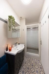 Le Zenith, le calme et l'élégance proche Paris et Stade de France في سان دوني: حمام مع حوض ودش مع نافذة +26 صورة