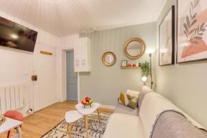 Le Zenith, le calme et l'élégance proche Paris et Stade de France في سان دوني: غرفة معيشة مع أريكة وطاولة