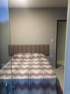 a bedroom with a bed in a room at Apartamento na Praia do Guaibim in Ponta da Areia