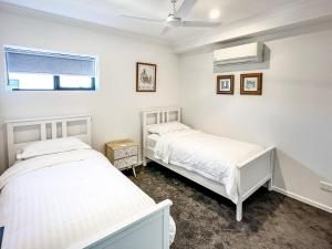 a bedroom with two beds and a window at Williamstown Townhouse in Williamstown