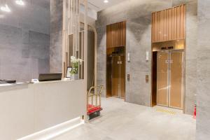 水原市Hotel Elora的一个带前台和电梯的办公大厅