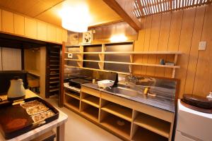 Kuchyň nebo kuchyňský kout v ubytování Guesthouse Hatagoya sato 旅籠屋さとう