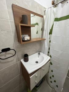 un bagno con lavandino e specchio di Cabaña a Estrenar en Santa Ana a Santa Ana