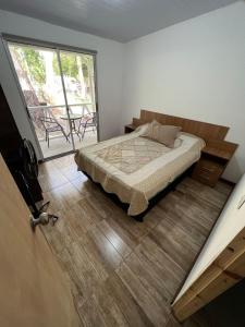 una camera da letto con un letto e una grande finestra di Cabaña a Estrenar en Santa Ana a Santa Ana