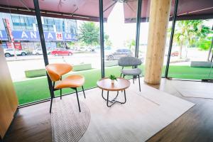 セパンにあるSwing & Pillows - Kota Warisan, Sepangの窓の前に椅子2脚とテーブル1台