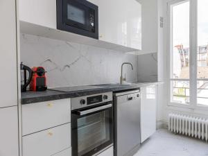 Η κουζίνα ή μικρή κουζίνα στο Spacious apartment 3BDR 6P - Neuilly sur Seine +20 φωτογραφίες