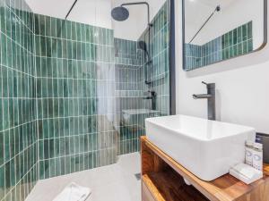 Ένα μπάνιο στο Spacious apartment 3BDR 6P - Neuilly sur Seine