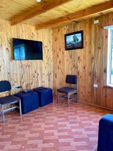 TV a/nebo společenská místnost v ubytování Cabañas Villa Alegre